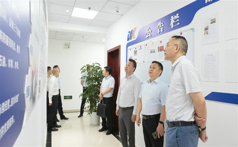 省自然AG真人娱乐投资集团党委书记、董事长陈贵林到地矿物资公司调研指导 