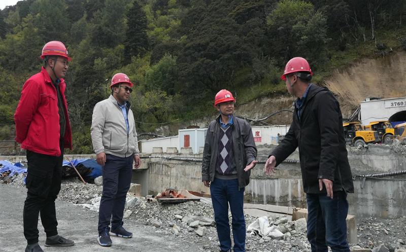 区调队检查组赴项目一线检查事情，并与省第七地质大队交流座谈