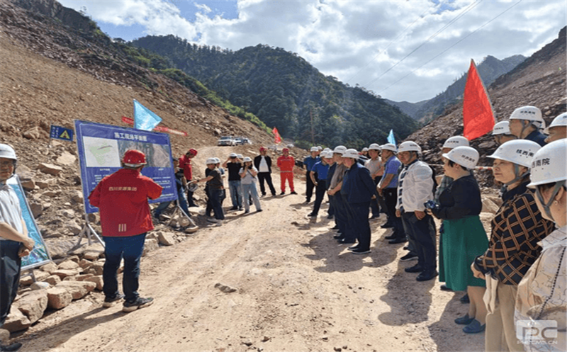 省政协视察组到大熊猫国家公园历史遗留放弃矿山生态修复树模工程项目（荥经县）开展监视性视察